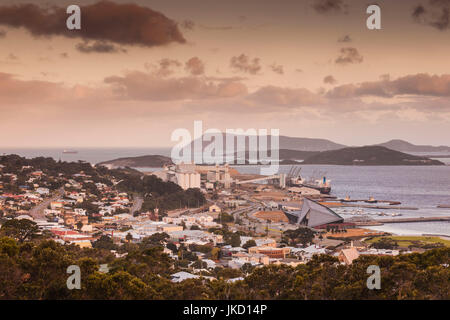 Australien, Western Australia, The Southwest, Albany, erhöhten Blick auf Hafen und Stadt von Mt. Melville, Dämmerung Stockfoto