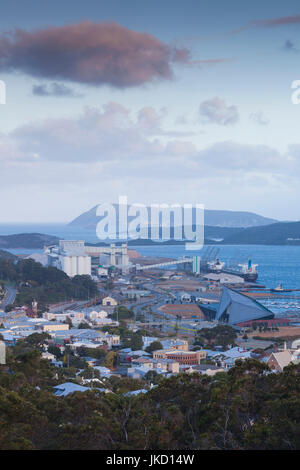 Australien, Western Australia, The Southwest, Albany, erhöhten Blick auf Hafen und Stadt von Mt. Melville, Dämmerung Stockfoto