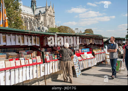 Paris, Frankreich - Rive Gauche Bücher auf dem Display auf Buch Stall rund um Notre-Dame Stockfoto
