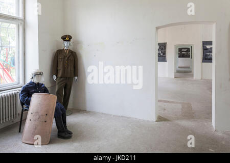 Rumänien, Banat Region, Timisoara, Dauerausstellung von der Revolution von 1989, Militär und Polizei-Uniformen Stockfoto