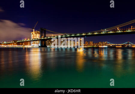 Williamsburg Bridge bei Nacht, über den East River zwischen Brooklyn und Manhattan Manhattan und Williamsburg Brücken überspannen über den East River Wette Stockfoto