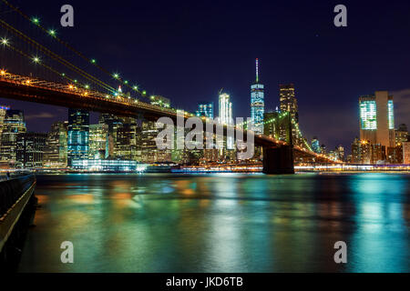 Brooklyn Bridge und Manhattan Skyline bei Nacht, New York City Stockfoto