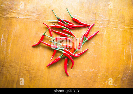 Red Hot Chili Peppers auf hölzernen Hintergrund. Stockfoto