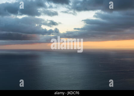 Wunderschönen Sonnenaufgang über dem Atlantik in Madeira, Portugal. Stockfoto