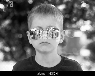 Nahaufnahme eines nachdenklichen jungen Sonnenbrille Stockfoto