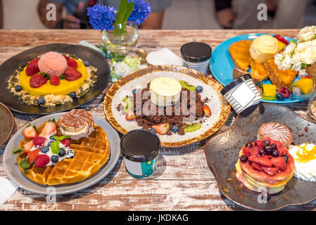 Vielzahl von Dessert Tisch Draufsicht Stockfoto