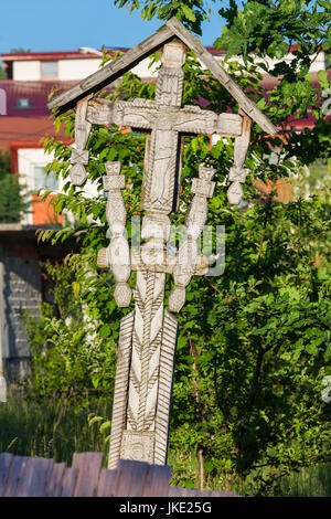 Rumänien, Maramures Region, Baia Mare, Outdoor-Dorfleben aufweisen, traditionelle hölzerne Kirche Kreuz Stockfoto