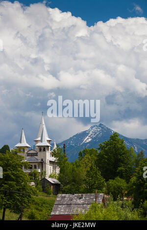 Rumänien, Region Maramures, Viseu de Sus, Kirche mit Maramures-Gebirge Stockfoto