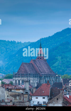 Rumänien, Transsilvanien, Brasov, erhöhte Stadtansicht mit schwarzen Kirche, Morgendämmerung Stockfoto