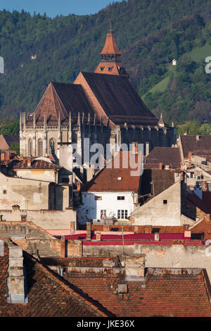 Rumänien, Transsilvanien, Brasov, erhöhte Stadtansicht mit schwarzen Kirche, morgen Stockfoto