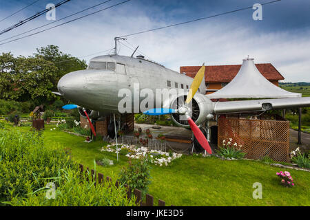 Rumänien, Transsilvanien, Faget, Russland gebauten Lisunow Li-2 Flugzeuge, lizenzierte Kopie der USA gebauten DC-3, verwendet als Cabana neben Privathaus Stockfoto