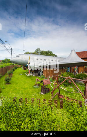 Rumänien, Transsilvanien, Faget, Russland gebauten Lisunow Li-2 Flugzeuge, lizenzierte Kopie der USA gebauten DC-3, verwendet als Cabana neben Privathaus Stockfoto