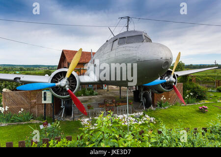 Rumänien, Transsilvanien, Faget, Russland gebauten Lisunow Li-2 Flugzeuge, lizenzierte Kopie der USA gebauten DC-3, verwendet als Cabana neben Privathaus Stockfoto