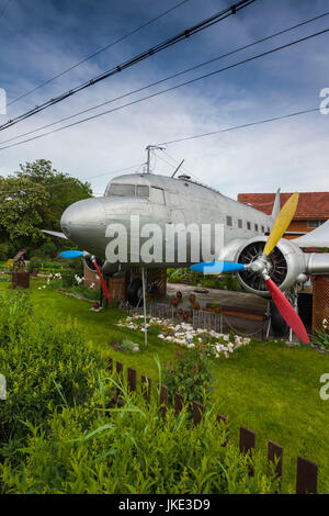 Rumänien, Transsilvanien, Faget, Russland gebauten Lisunow Li-2 Flugzeuge, lizenzierte Kopie der USA gebauten DC-3, verwendet als Cabana neben Privathaus Stockfoto