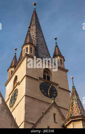 Rumänien, Transsilvanien, Sibiu, Piata Huetplatz Evanghelica Kirchturm Stockfoto