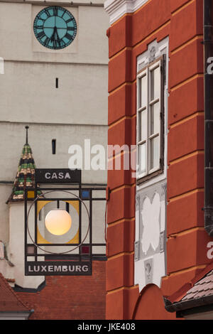 Transsilvanien, Rumänien, Sibiu, Piata Mica Square, melden Sie für das Casa Luxemburg Hotel Stockfoto