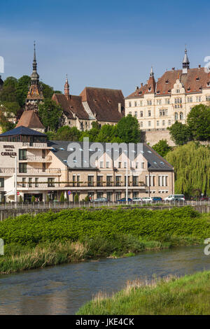 Rumänien, Siebenbürgen, Sighisoara, Blick auf die Stadt von Tarnava River Stockfoto