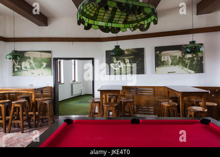 Rumänien, Siebenbürgen, Tihuta Pass, Hotel Castel Dracula, Interieur, Billard-Zimmer Stockfoto