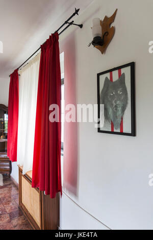 Rumänien, Siebenbürgen, Tihuta Pass, Hotel Castel Dracula, Interieur, Werwolf, Malerei Stockfoto