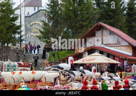 Rumänien, Siebenbürgen, Tihuta Pass, Hotel Castel Dracula, Souvenir-Markt Stockfoto