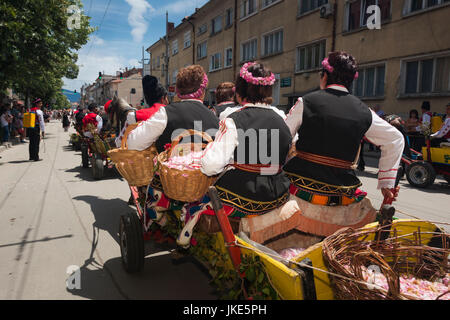 Bulgarien, Mittelgebirge, Kazanlak, Kazanlak Rosenfest, Stadt produziert 60 % der weltweit Rosenöl, Rose Parade, Menschen in rose Pferdefuhrwerke, NR Stockfoto