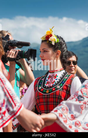 Bulgarien, Mittelgebirge, Kazanlak, Kazanlak Rosenfest, Stadt produziert 60 % der weltweit Rosenöl, Tänzerinnen in traditionellen Kostümen der rose Tanz beim Herbstball, NR Stockfoto