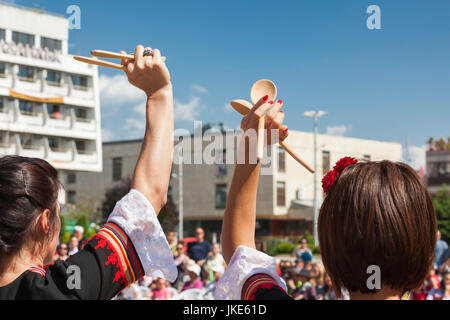 Bulgarien, Mittelgebirge, Kazanlak, Kazanlak Rosenfest, Stadt produziert 60 % der weltweit Rosenöl, traditionellen hölzernen Löffel Tanz Stockfoto