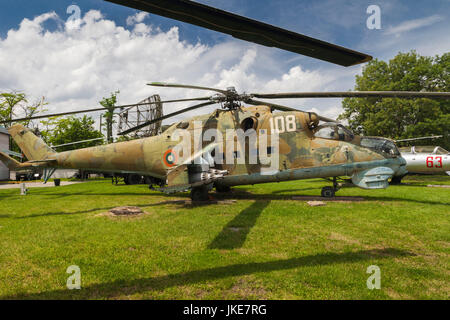 Bulgarien, Sofia, Outdoor Park vom National Museum of Military History, Sowjet-Ära, Kampfhubschrauber Mi-24 d/b, NATO Name, "Hind" Stockfoto