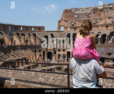 Rom, Italien - 17. Juli 2015: Vater hält seine Tochter auf seinen Schultern, das Innere sehen Arena des Kolosseums auf einem sonnigen, heißen Sommertag. Familie obs Stockfoto
