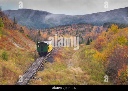 USA, New Hampshire, Lefka Ori, Bretton Woods, die Mount Washington Cog Railway, Zug nach Mount Washington, fallen Stockfoto