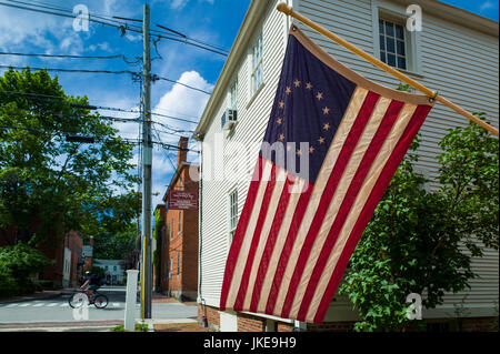 USA, New Hampshire, Portsmouth, Strawberry Banke Altstadt, Gebäude mit US-Flagge Stockfoto