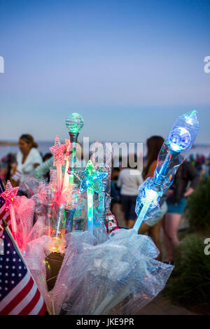 USA, Massachusetts, Cape Ann, Manchester By The Sea, Fourth Of July, Independence Day Feuerwerk Festlichkeiten am Gesang Strand, Strand Spielzeug Stockfoto