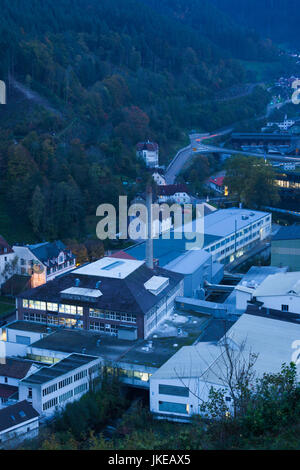 Deutschland, Baden-Württemberg, Schwarzwald, Hornberg, Duravit Design Center Gebäude, Dämmerung Stockfoto