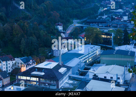 Deutschland, Baden-Württemberg, Schwarzwald, Hornberg, Duravit Design Center Gebäude, Dämmerung Stockfoto