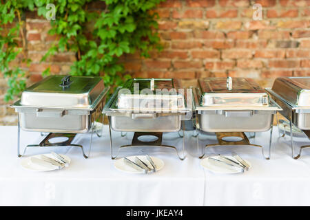 Buffet beheizt Tabletts anstehen einsatzbereit. Buffet-Restaurant, das Hotelrestaurant im Freien. Stockfoto