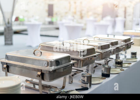 Buffet beheizt Tabletts anstehen einsatzbereit. Buffet-Restaurant, das Hotelrestaurant im Freien. Stockfoto