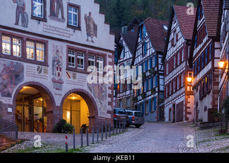 Deutschland, Baden-Württemberg, Schwarzwald, Schiltach, Rathaus, dawn Stockfoto