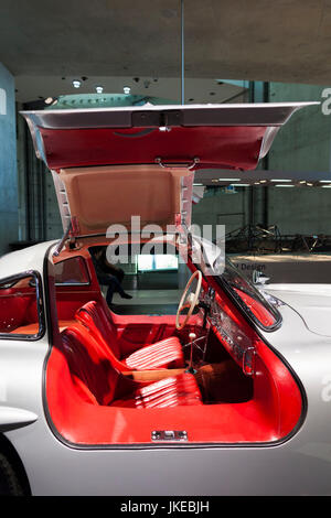 Deutschland, Baden-Württemberg, Stuttgart - Untertürkheim, Mercedes-Benz Museum Gebäude, 1955 300SL Gullwing Coupe Stockfoto