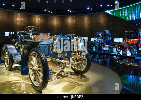 Deutschland, Baden-Württemberg, Stuttgart - Untertürkheim, Mercedes-Benz Museum Gebäude, Anfang des 20. Jahrhunderts Mercedes Autos Stockfoto