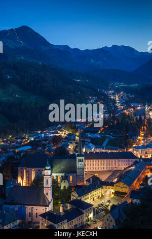 Deutschland, Bayern, Berchtesgaden, Blick auf die erhöhten Stadt, Dämmerung Stockfoto