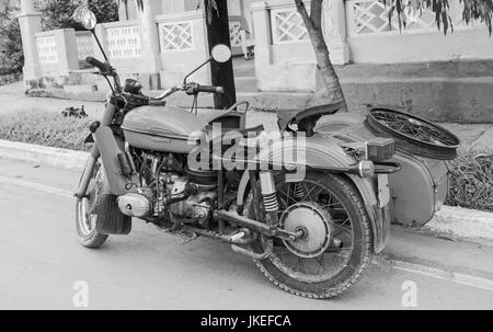 Altes Motorrad mit Beiwagen in kubanischen Straße geparkt. Stockfoto