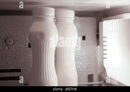 Trinken Joghurt ohne Label, in den Kühlschrank mit Tröpfchen aus Kondensat. Foto für Ihr Design. Stockfoto