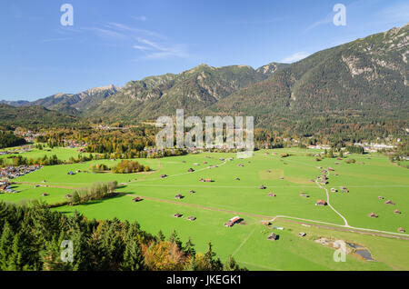 Alpine Luftbild des Bayerischen Tal mit frischen grünen Weiden in Garmisch-Partenkirchen-region Stockfoto