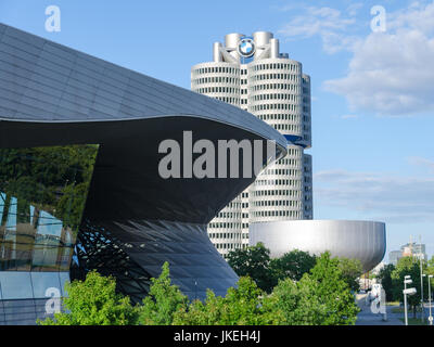 München, Deutschland - 15. Juli 2017: Neue BMW-Zentrale moderne Gebäude Vierzylinder-Turm mit Museum und Ausstellungszentrum Stockfoto