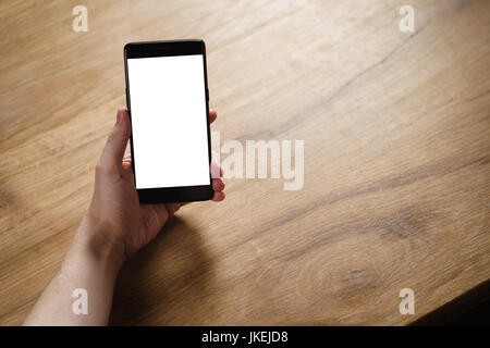 junger Mann Hand hält Smartphone mit leerer weißer Bildschirm Stockfoto