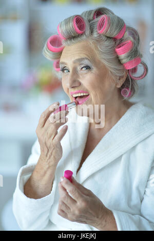 Nahaufnahme Portrait senior Frau in weißen Bademantel rosa Lippenstift Stockfoto
