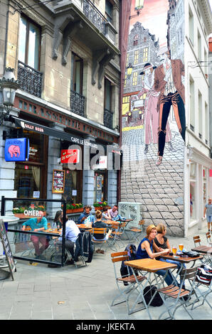 Brüssel, Belgien. Wandbild auf der Comic-Buch-Route: "Victor Sackville" (2002, Francis Carin) in der Rue du Marché au Charbon / Rue des Teinturiers (Kolenmar Stockfoto