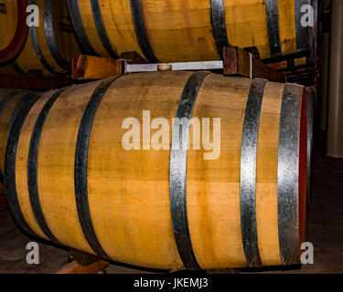 Weinfässer auf Weingütern in South Australia Stockfoto