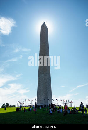 WASHINGTON, D.C., USA - ca. AUGUST 2015: Das Washington Monument genau gegen die Sonne ausrichten. Das Denkmal steht ein Obelisk auf der National Mall, erbaut um com Stockfoto