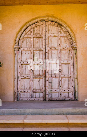 Beeindruckende Weingut hölzerne Eingangstüren in den Adelaide Hills, South Australia Stockfoto